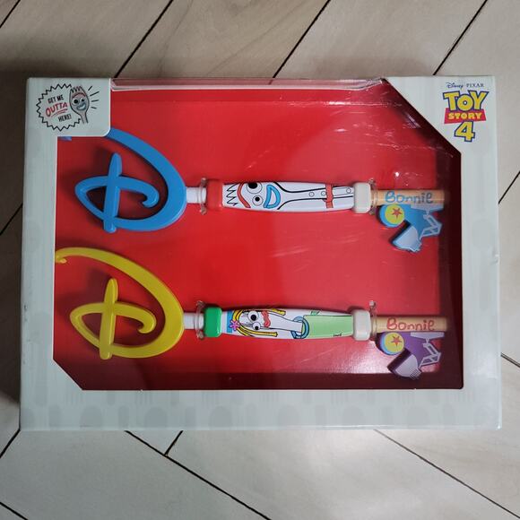 Disney Pixar Toy Story 4 Collectible Key Set - Forky and Karen Beverly - Picture 7 of 14
